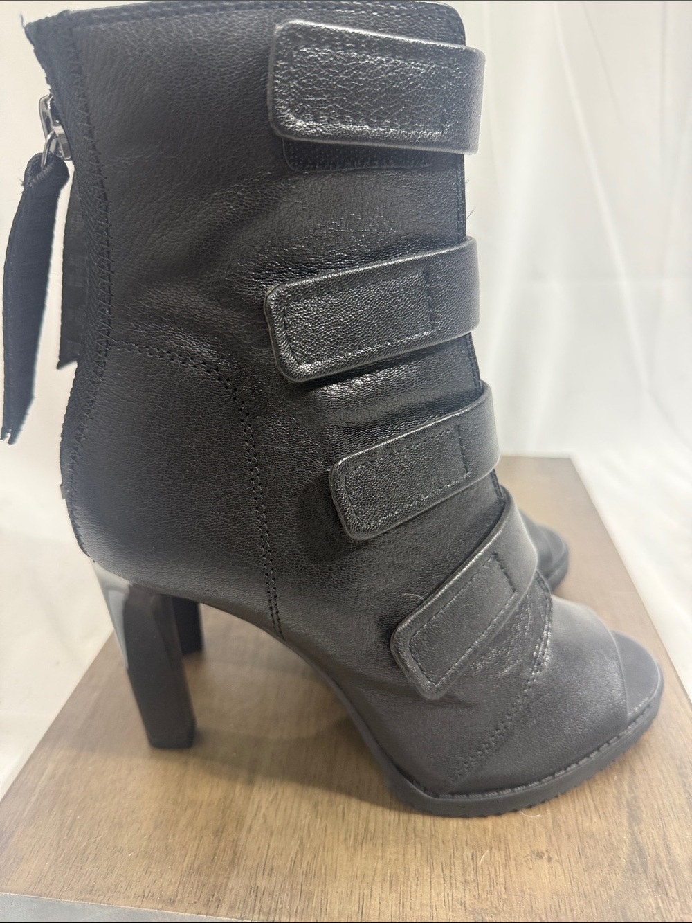 DKNY booties with velcro straps - Picture 5 of 9
